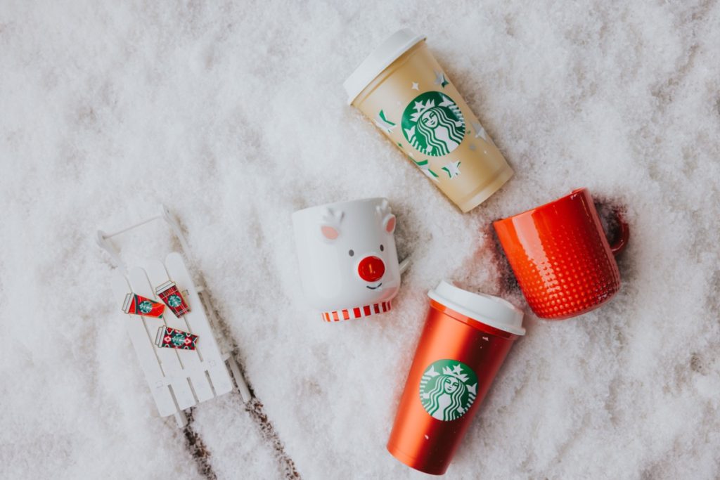Užijte si kouzelné sváteční chvíle s novým Caramel Waffle Latte a ikonickými vánočními nápoji ve Starbucks
