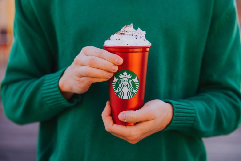 Užijte si kouzelné sváteční chvíle s novým Caramel Waffle Latte a ikonickými vánočními nápoji ve Starbucks