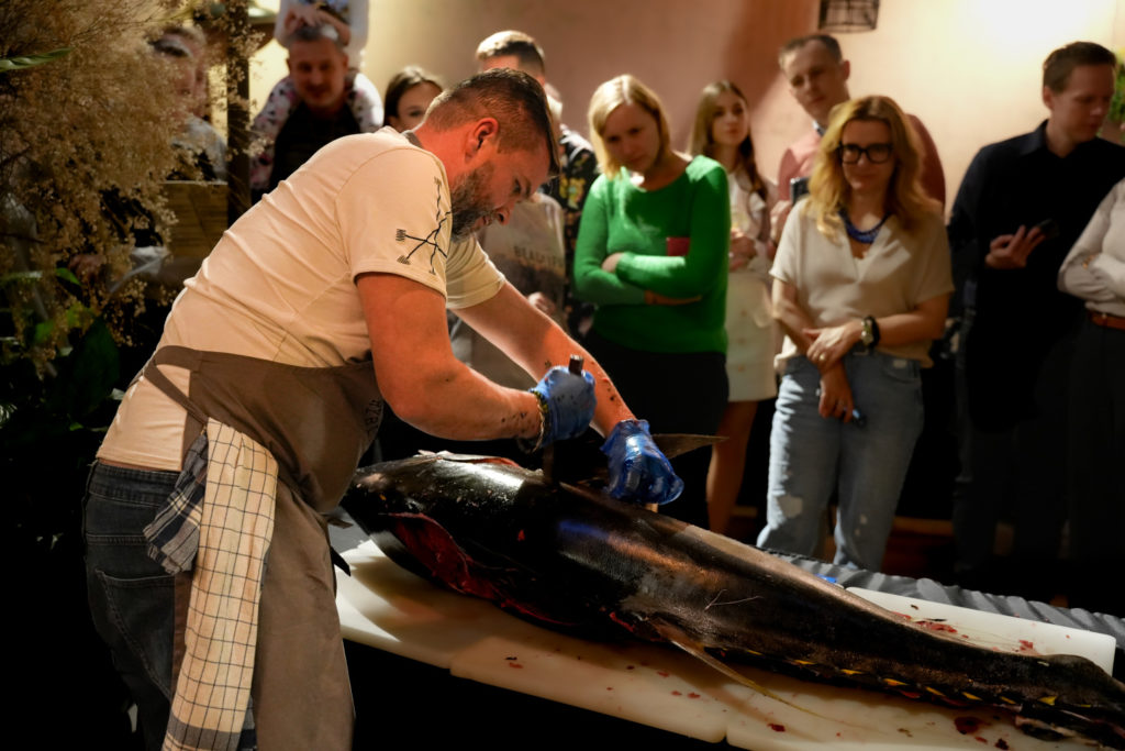 Čtvrt tuny chuti a emocí: V restauraci PRU58 se popáté porcoval tuňák a chystá šesté pokračování