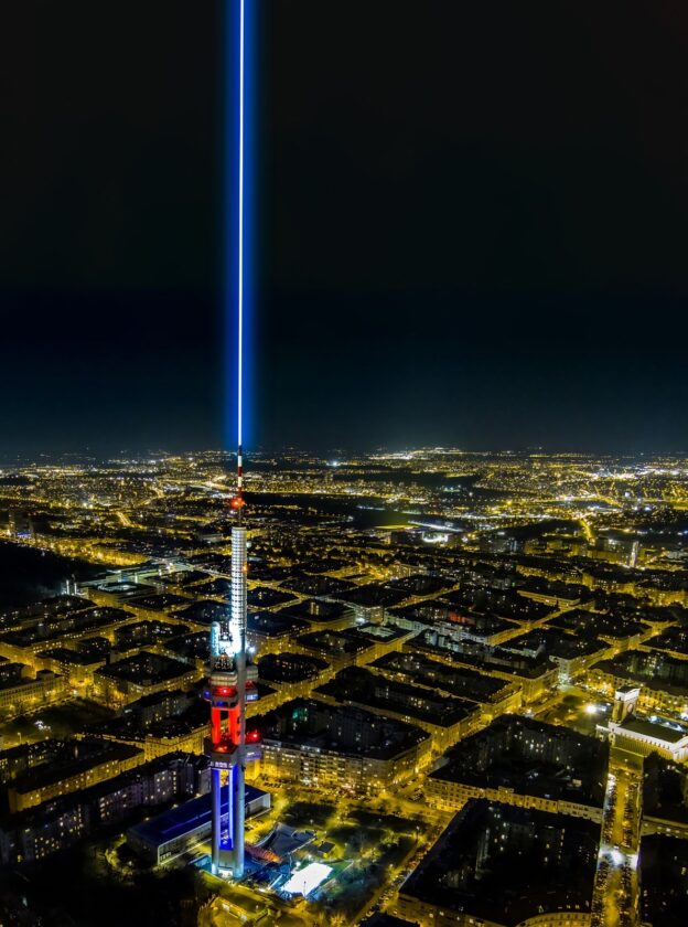 Slavnostní spuštění laserového paprsku na Žižkovské věži: Symbol míru rozzáří Prahu