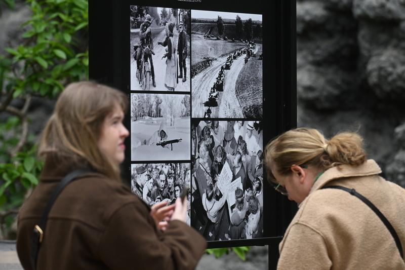 Vystrčil zahájil ve Valdštejnské zahradě fotografickou výstavu ČTK Válečné okamžiky
