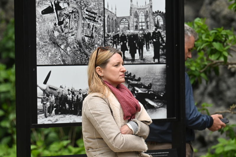 Vystrčil zahájil ve Valdštejnské zahradě fotografickou výstavu ČTK Válečné okamžiky