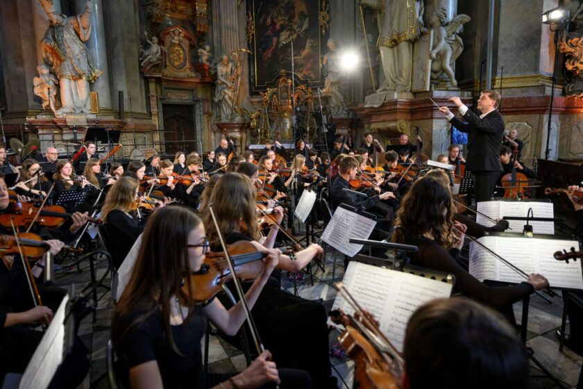 Festival ZUŠ Open ve středu 14. května zahájí benefiční koncert Rytíři talentu na Karlínském náměstí
