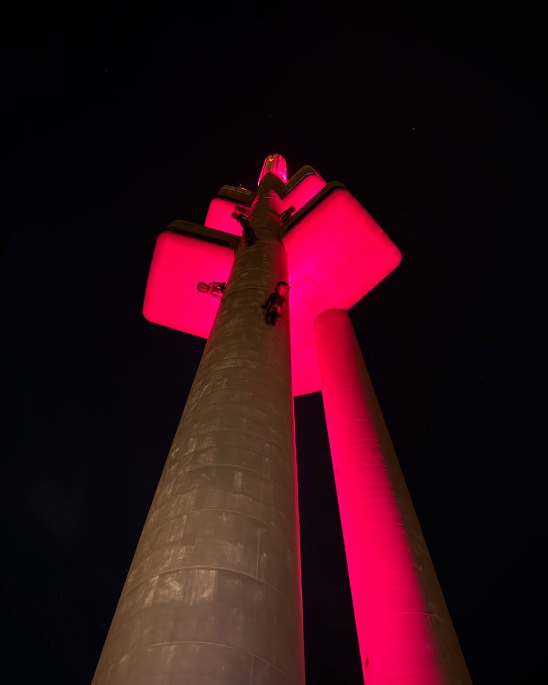 Slavnostní spuštění laserového paprsku na Žižkovské věži: Symbol míru rozzáří Prahu