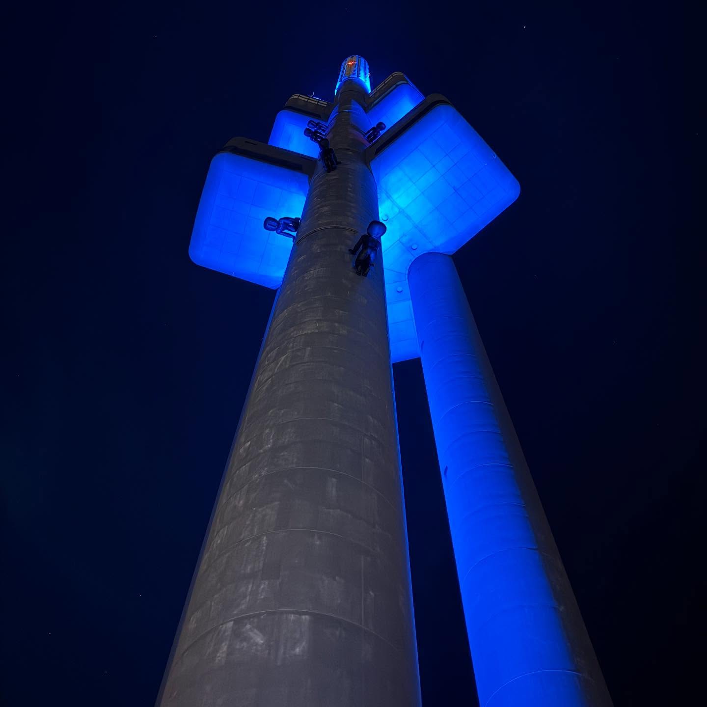 Slavnostní spuštění laserového paprsku na Žižkovské věži: Symbol míru rozzáří Prahu