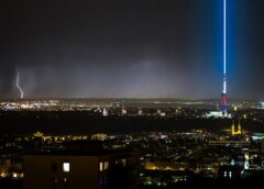 Slavnostní spuštění laserového paprsku na Žižkovské věži: Symbol míru rozzáří Prahu