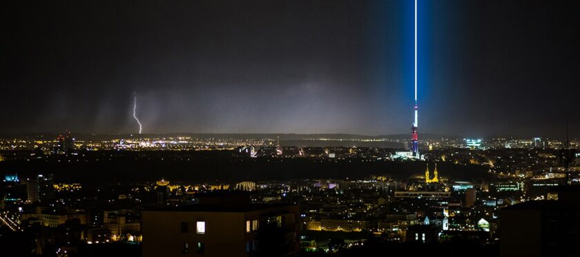 Slavnostní spuštění laserového paprsku na Žižkovské věži: Symbol míru rozzáří Prahu