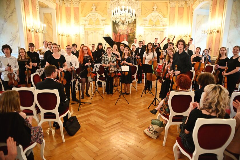 Festival ZUŠ Open ve středu 14. května zahájí benefiční koncert Rytíři talentu na Karlínském náměstí