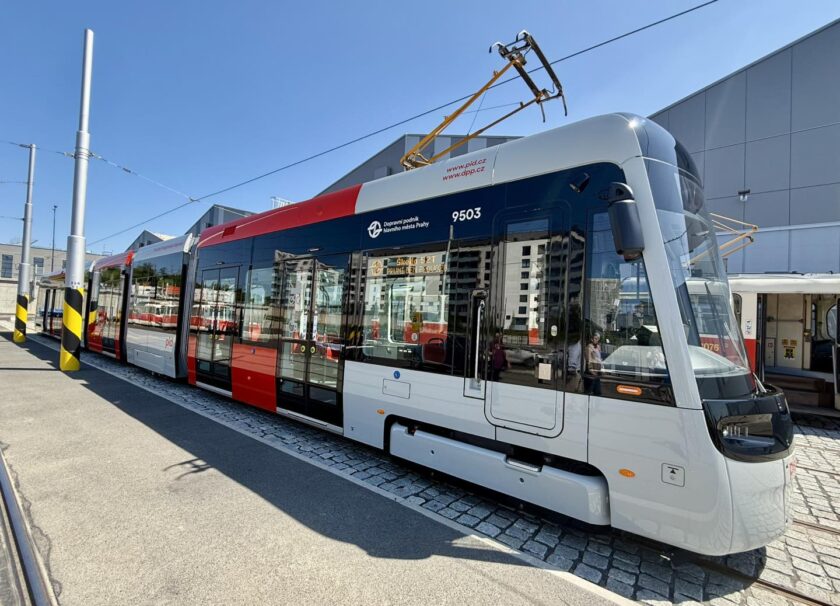 Pražané se poprvé svezli novou tramvají Škoda 52T: Modernizace MHD v Metropoli je v plném proudu