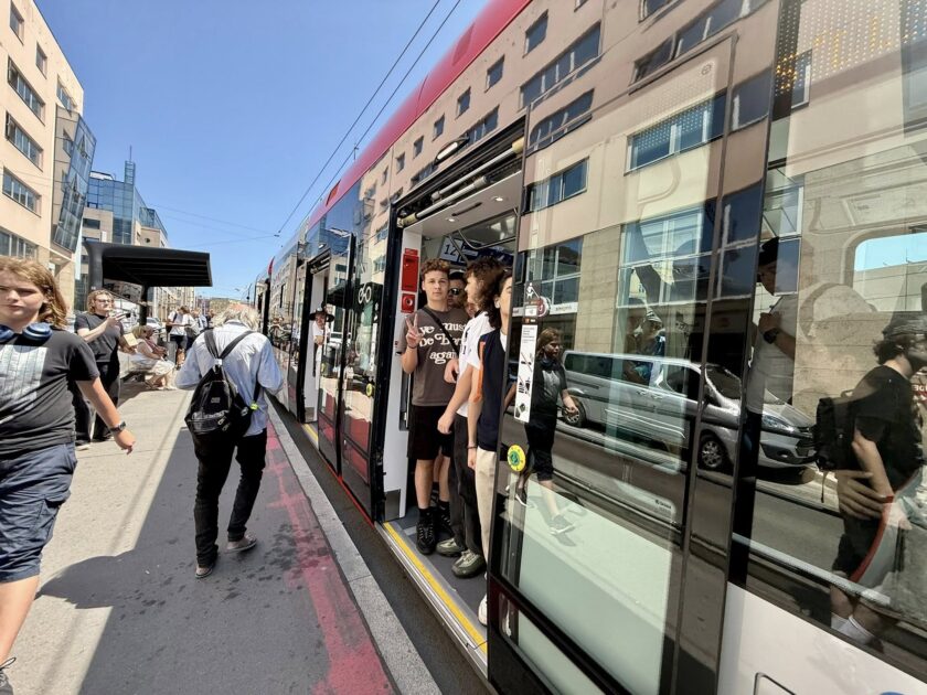 Pražané se poprvé svezli novou tramvají Škoda 52T: Modernizace MHD v Metropoli je v plném proudu
