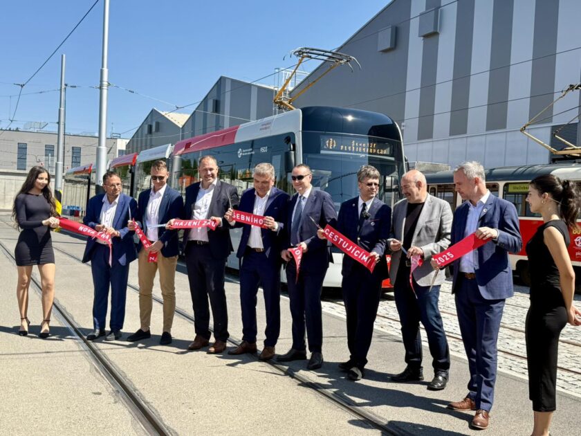 Pražané se poprvé svezli novou tramvají Škoda 52T: Modernizace MHD v Metropoli je v plném proudu