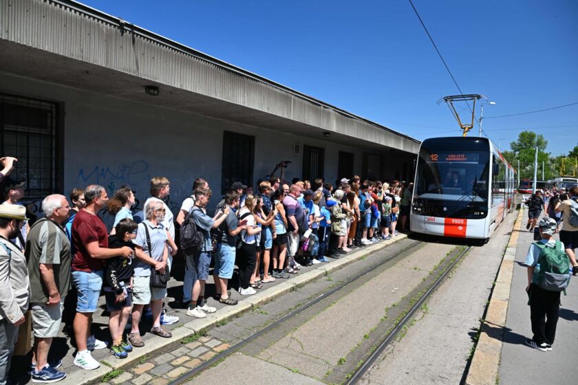 Pražané se poprvé svezli novou tramvají Škoda 52T: Modernizace MHD v Metropoli je v plném proudu