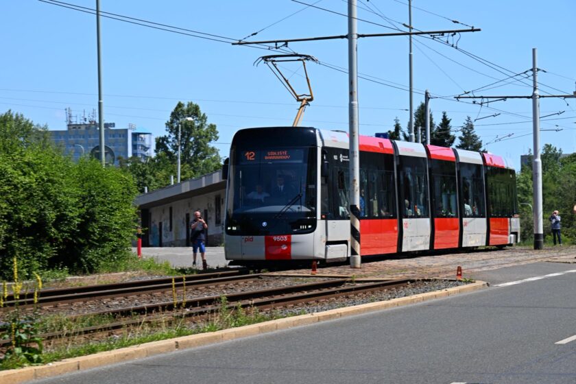 Pražané se poprvé svezli novou tramvají Škoda 52T: Modernizace MHD v Metropoli je v plném proudu