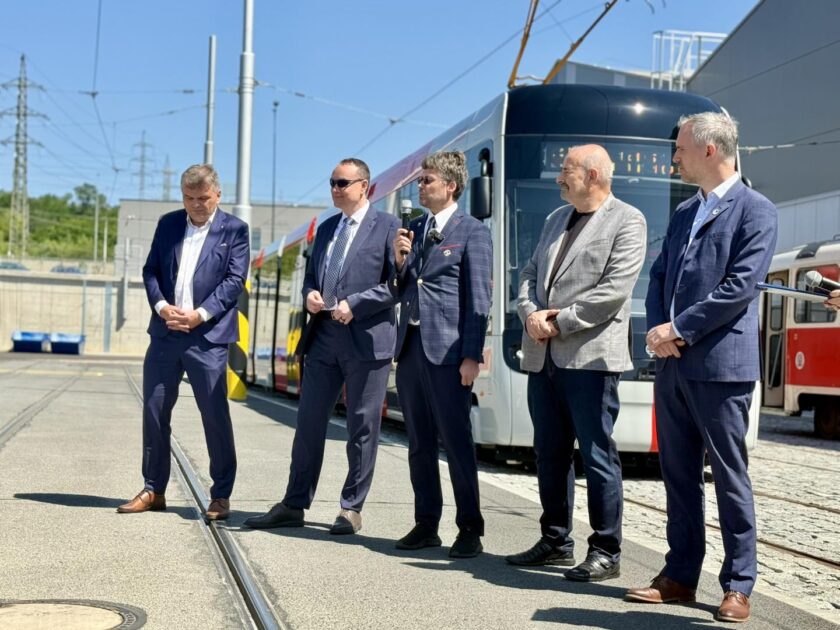 Pražané se poprvé svezli novou tramvají Škoda 52T: Modernizace MHD v Metropoli je v plném proudu