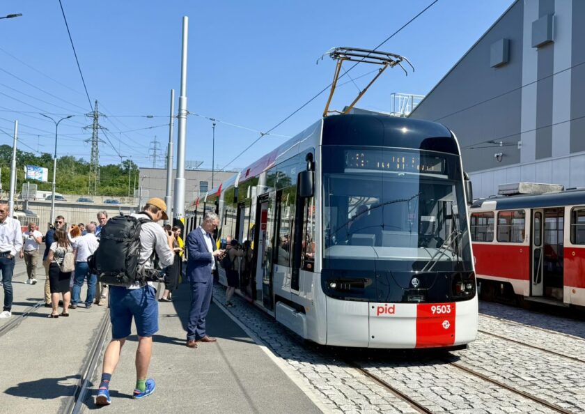 Pražané se poprvé svezli novou tramvají Škoda 52T: Modernizace MHD v Metropoli je v plném proudu