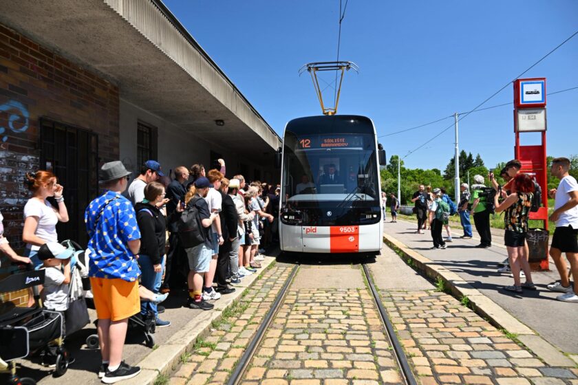 Pražané se poprvé svezli novou tramvají Škoda 52T: Modernizace MHD v Metropoli je v plném proudu