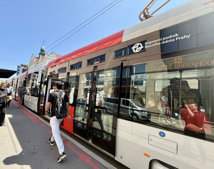 Pražané se poprvé svezli novou tramvají Škoda 52T: Modernizace MHD v Metropoli je v plném proudu