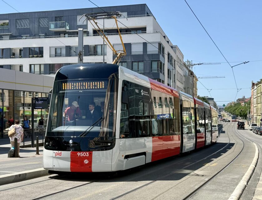 Pražané se poprvé svezli novou tramvají Škoda 52T: Modernizace MHD v Metropoli je v plném proudu