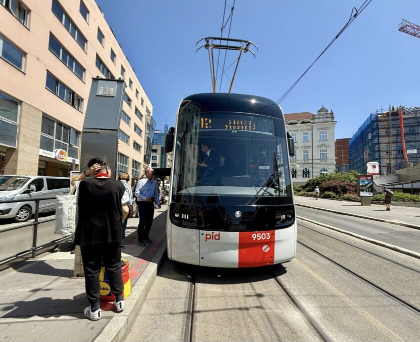 Pražané se poprvé svezli novou tramvají Škoda 52T: Modernizace MHD v Metropoli je v plném proudu