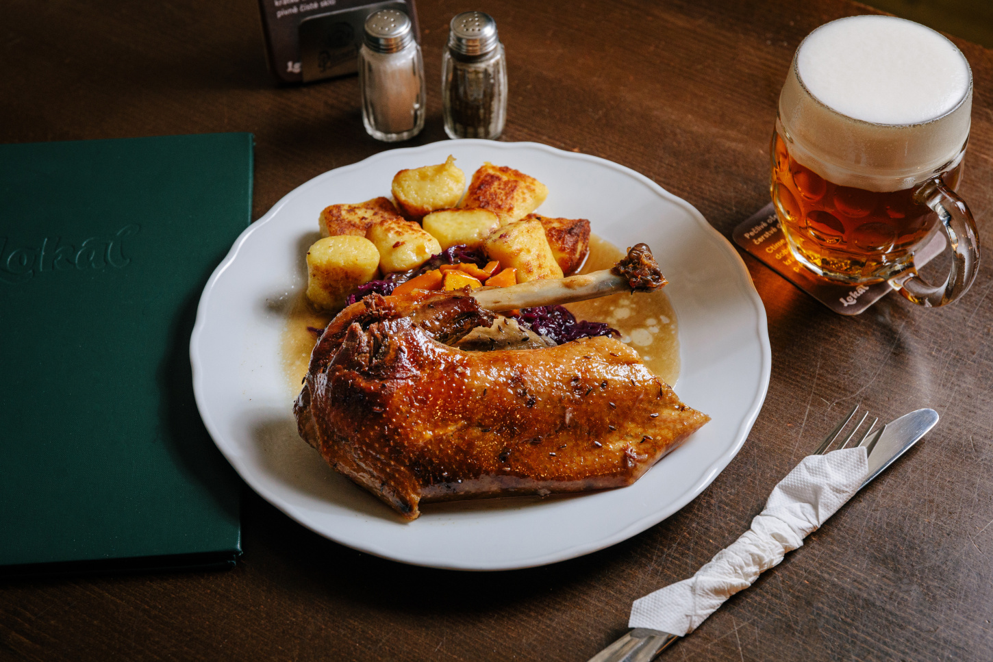 S příchodem listopadu se do restaurací Lokál vrací tradiční svatomartinská husa