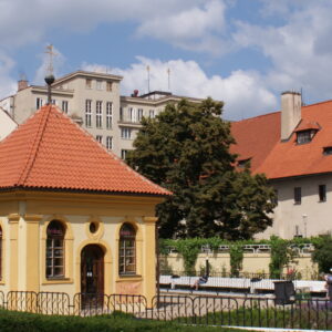 Františkánská zahrada s altánem a pohledem ke kostelu – archivní snímek