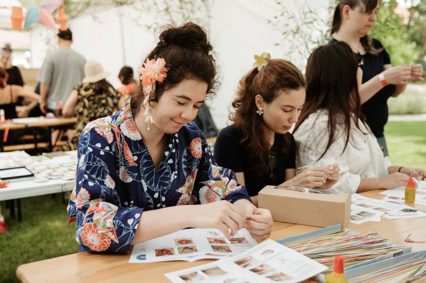 Návštěvnice při tvoření dekorací na japonském kreativním workshopu