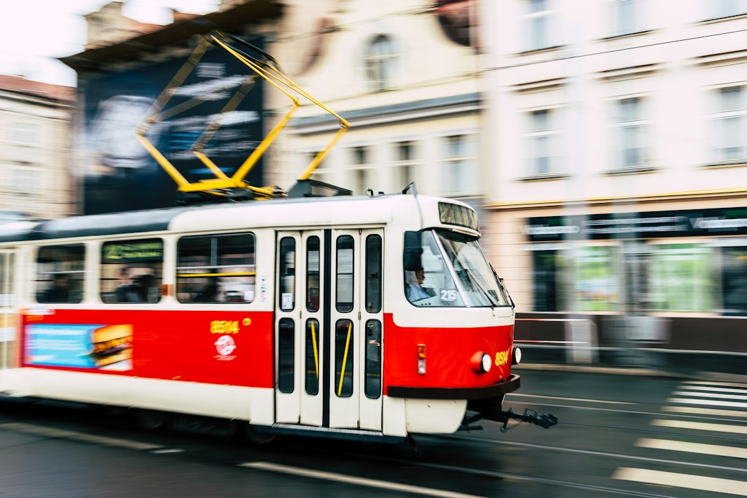 Pražská tramvaj v pohybu