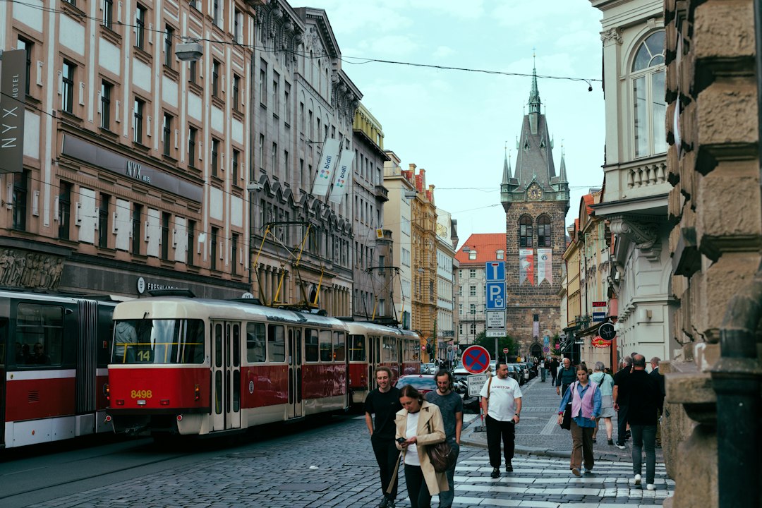 Tramvaje a pěší v pražské ulici